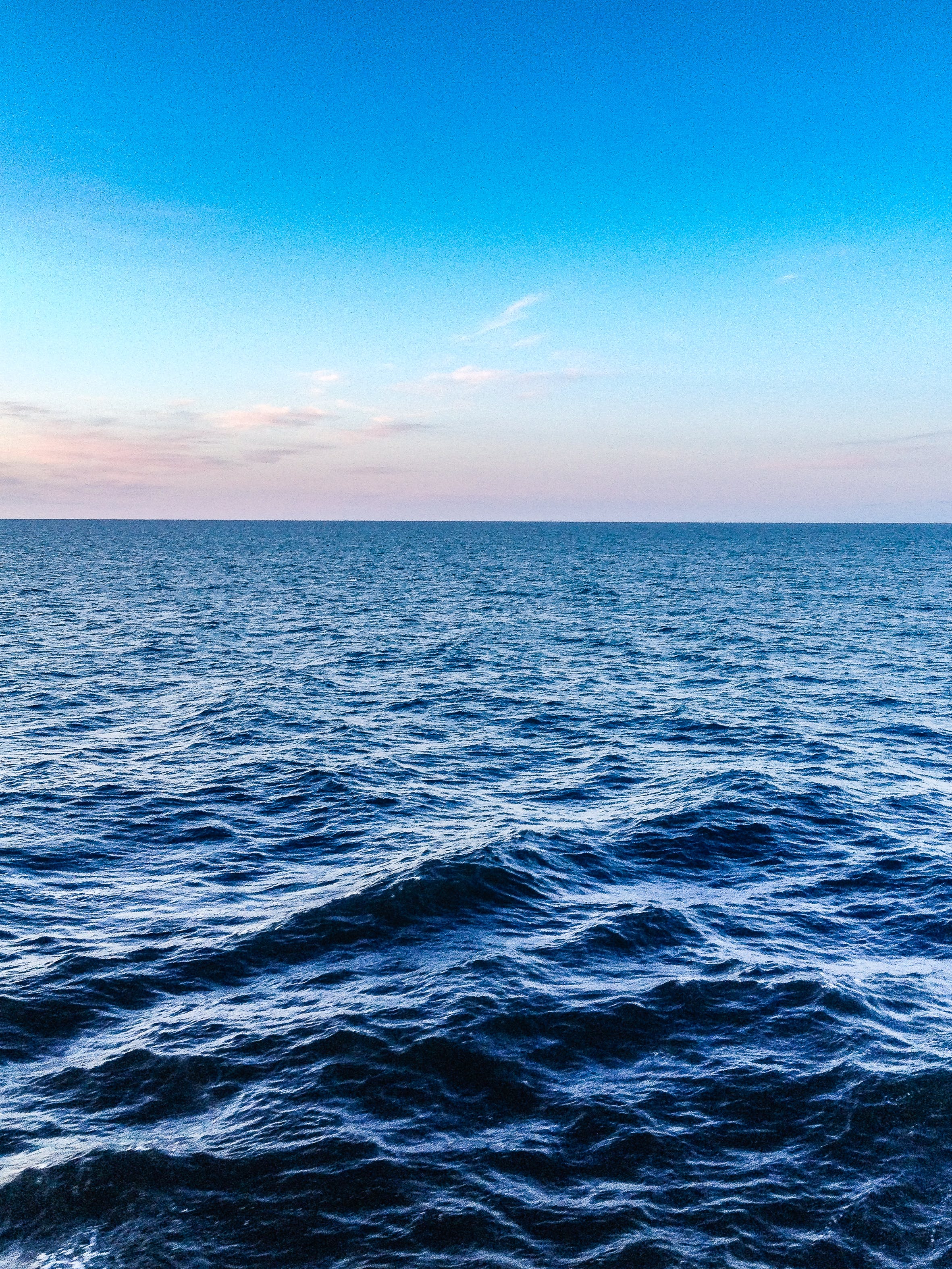 Waves and the horizon on the open sea